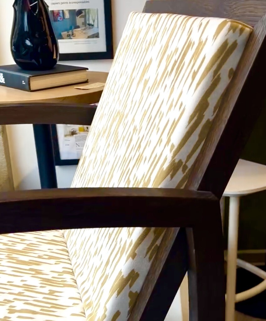 Détail du tissu imprimé à motif de la chaise LIVE SLOWLY, Tempo d'Eco